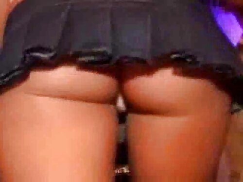 Una joven rubia con  ...